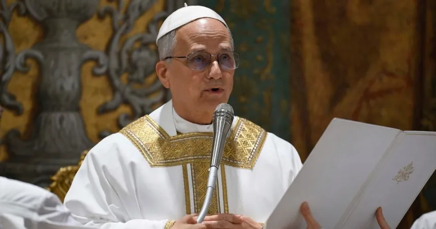 El papa León XIV habla frente a un micrófono durante una ceremonia.
