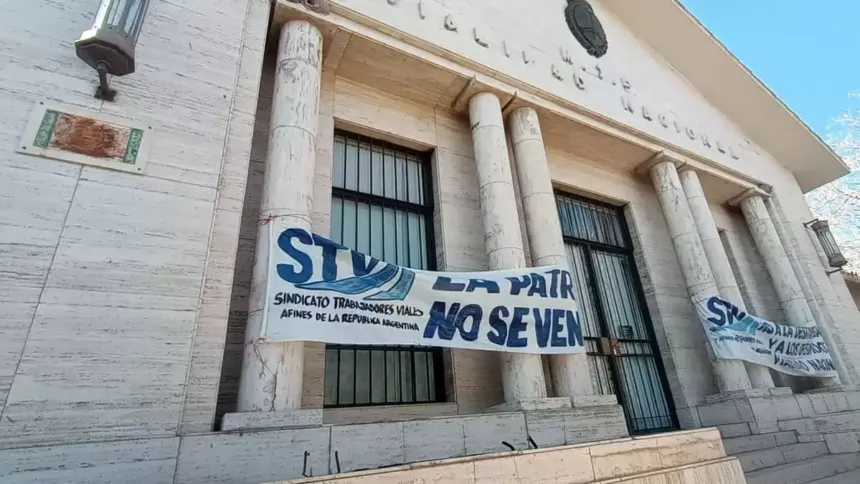Edificio de Vialidad Nacional con banderas del sindicato de trabajadores viales.