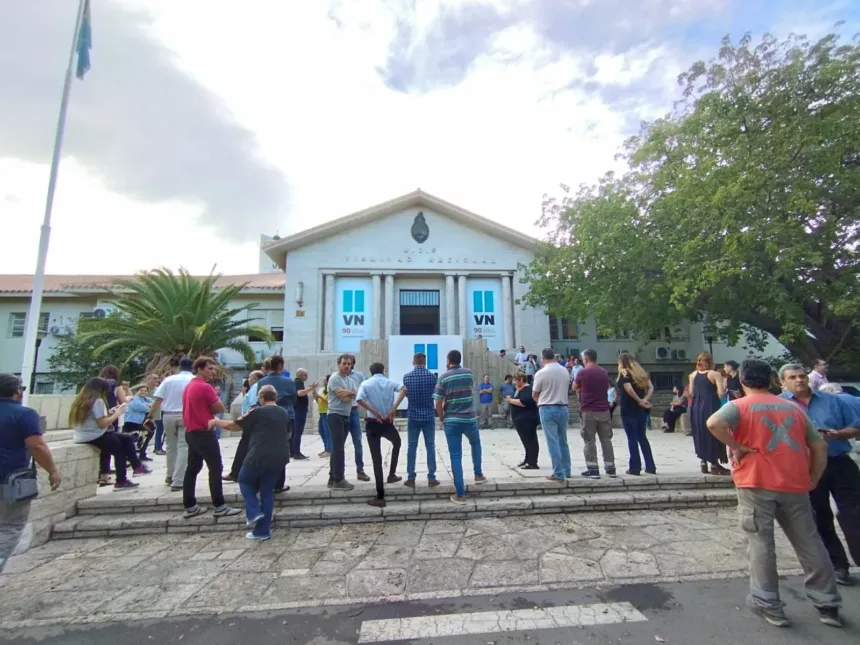 Personas reunidas frente a la sede de Vialidad Nacional en San Juan.