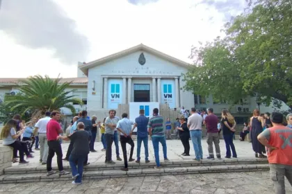 Personas reunidas frente a la sede de Vialidad Nacional.