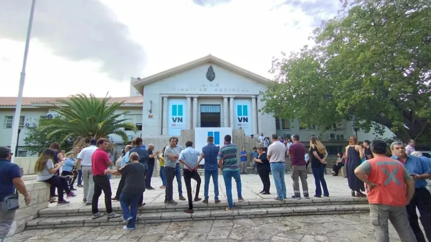 Personas reunidas frente a la sede de Vialidad Nacional.