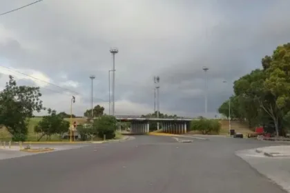 Cielo nublado sobre una calle y un puente en San Juan.