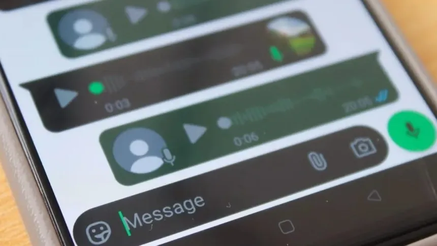 Pantalla de WhatsApp con mensajes de voz y tildes azules.