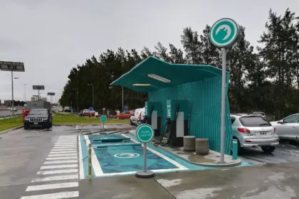 Puestos de carga para autos eléctricos en una estación YPF.