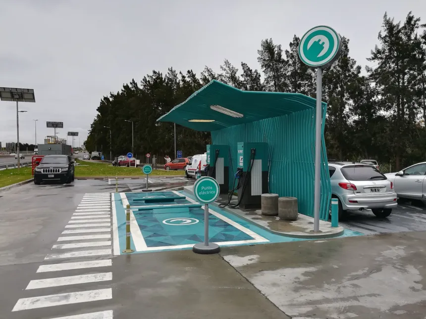 Puestos de carga para autos eléctricos en una estación YPF.