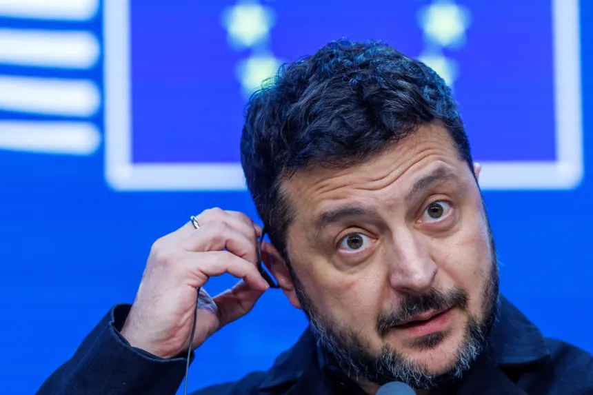 Volodímir Zelenski ajusta un auricular durante una aparición pública.