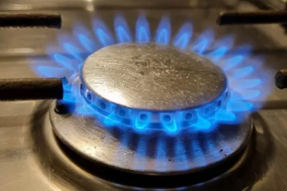 Hornalla de cocina encendida con una llama azul.