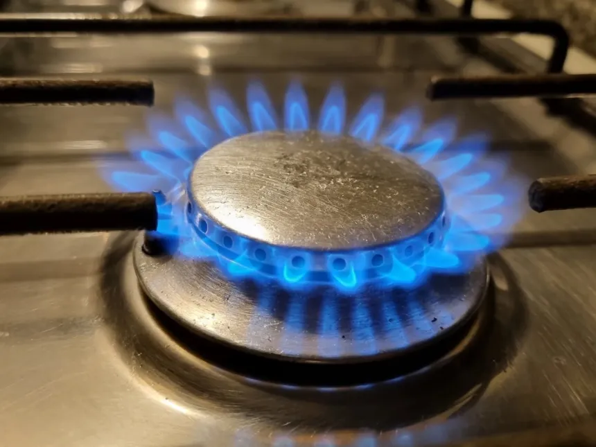 Hornalla de cocina encendida con una llama azul.