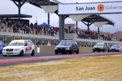 Autos de carrera circulan por la pista del autódromo San Juan Villicum.