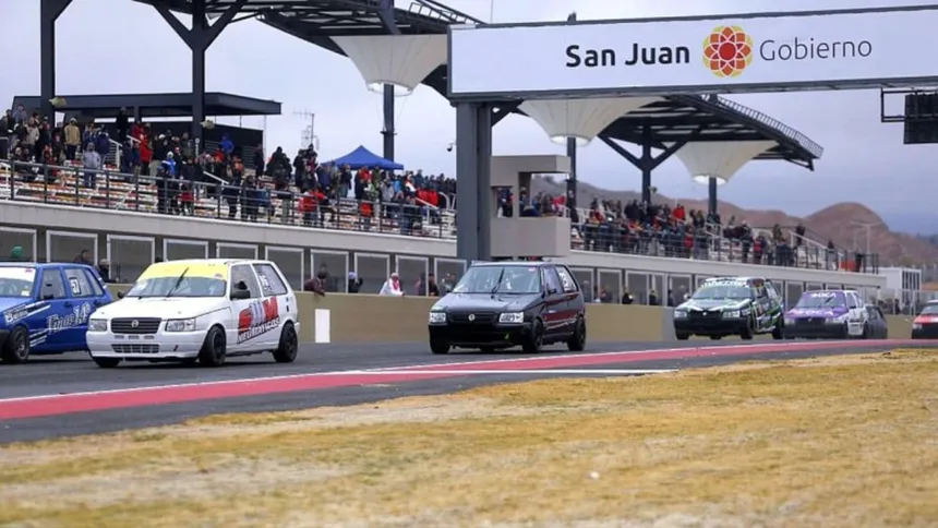Autos de carrera circulan por la pista del autódromo San Juan Villicum.